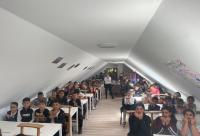 Prima lor vacanță: o sută de copii din familii defavorizate pleacă în tabără la poalele Ceahlăului