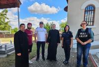 Polițiștii și reprezentanții Agenției Împotriva Traficului de Persoane din Iași, alături de copiii din taberele de vară