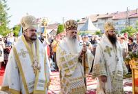 (Video) Biserica „Sfinții Apostoli Petru și Pavel” Roznov II a fost sfințit de trei ierarhi