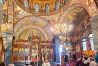 Clipe de răgaz în fața frescelor din biserica principală a Mănăstirii Sfântului Cuvios Sava cel Nou din Kalymnos
