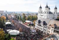 Hramul Sfintei Parascheva: Peste 30.000 de suflete unite în rugăciune în Capitala Moldovei