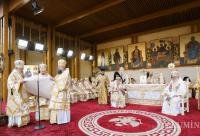 Citirea Tomosului aniversar în care este menționată autocefalia Bisericii Ortodoxe Române și ridicarea la rang de patriarhie