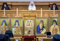 Foto: basilica.ro Raclele pentru moaștele Sfinților Petroniu Prodromitul și Dionisie de la Colciu, dăruite de Patriarhia Română