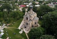 Donează pentru „Doamna din parcul cu trandafiri”! Salvează biserica din Roznov!
