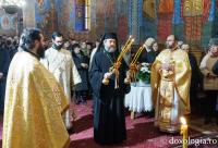 Preasfințitul Nichifor Botoșăneanul, în mijlocul credincioșilor de la Parohia „Uspenia”