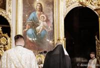 Părintele Mitropolit, la Denia Acatistului: „Să alergăm cu stăruință la Preasfânta Născătoare de Dumnezeu pentru că ne păzește de cohortele puterii întunericului”