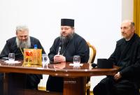 Arhim. Hrisostom Ciuciu, conferință despre familie cu sala arhiplină la Biserica Vovidenia din Botoșani