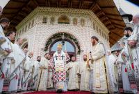 Slujire arhierească la hramul Mănăstirii Vlădiceni: „Sfântul Evanghelist Ioan ne arată să nu rămânem doar la înțelegerea cuvântului, ci la trăirea lui”