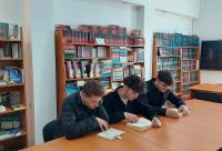 Echipa „Vestitorii Cuvântului” de la Seminarul nemțean, participantă la Concursul Național „Vânătoarea de lectură în biblioteci”, ediția a V-a