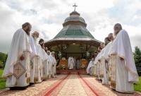 Preasfințitul Părinte Nichifor Botoșăneanul a slujit la hramul Mănăstirii Almaș