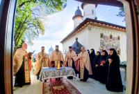 Altarul de vară al Mănăstirii Văratec a fost sfințit înaintea hramului și a proclamării locale a canonizării noilor sfinte