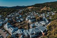Vedere deasupra Mănăstirii Văratec, în ziua cea mare a proclamării locale a canonizării