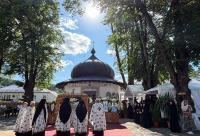 La ceas de vecernie, la Mănăstirea Văratec – scoaterea Sfântului Epitaf al Adormirii Maicii Domnului
