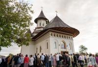 (Video) Mitropolitul Moldovei și Bucovinei a târnosit Biserica satului ieșean Moreni 