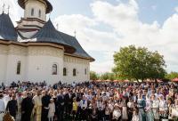 Biserica din Moreni – Prisăcani a primit astăzi veșmânt de lumină: „Cel care crede în Domnul are o haină frumoasă pentru viață”