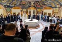 SACRUM: „Rugăciunea” lui Constantin Brâncuși, printre pelerinii Sfintei Parascheva