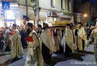 Mii de suflete, în rugăciune, pe cale cu sfinții. Sfânta Parascheva și Sfântul Paisie au binecuvântat Capitala Moldovei