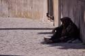 Nimeni nu trece fără rost pe lângă noi persoană stând pe stradă