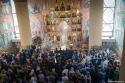 credincioși participând la Sfânta Liturghie