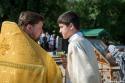 preot discutând cu un tânăr
