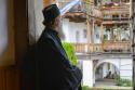călugăr privind în curtea mănăstirii