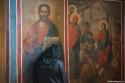 maică lângă icoana Mântuitorului Hristos
