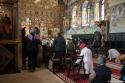 credincioși participând la Sfânta Liturghie