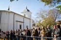 credincioși participând la slujbă