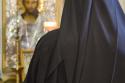 călugăr în fața icoanei Mântuitorului Hristos