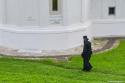 călugăr în curtea bisericii