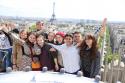 grup de tineri în Paris