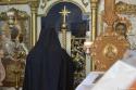 preot călugăr în fața Sfintelor Uși