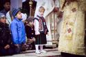 fetiță îmbrăcată în costum popular