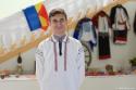 tânăr purtând ie