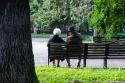 cuplu în vârstă stând pe bancă în parc