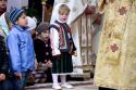 fetiță îmbrăcată în costum popular