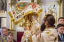 diacon cu Sfântul Potir în mână la Sfânta Liturghie