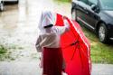 fetiță cu umbrelă roșie