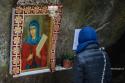 femeie în fața icoanei Sfintei Teodora