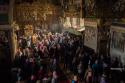 credincioși participând la Sfânta Liturghie