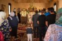 credincioși participând la Sfânta Liturghie