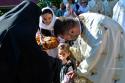 copilă sărutând Sfânta Cruce