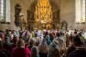 credincioși participând la Sfânta Liturghie