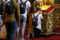 tânăr în genunchi în fața iconostasului