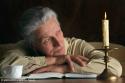 bătrân privind lumânarea arzând