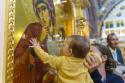 Respectând copiii, cinstim Chipul lui Hristos / Foto: Oana Nechifor copil în fața icoanei