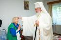 Părintele Patriarh Daniel, binecuvântând un bolnav în spital