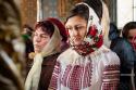 tânără în costum popular în biserică