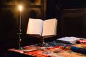 carte și lumânare aprinsă