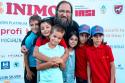 Părintele Dan Damaschin înconjurat de copii